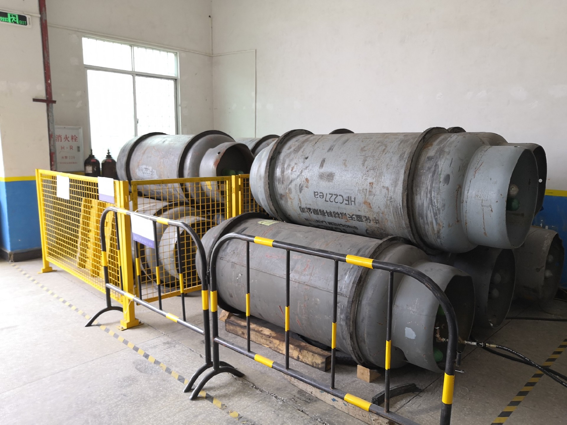 Filling of heptafluoropropane agents